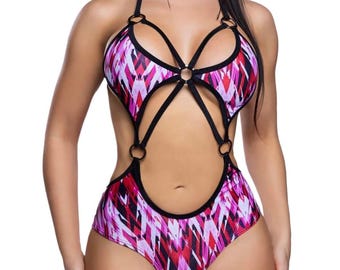 Body de fiesta psicodélico con teñido anudado para festivales y raves.