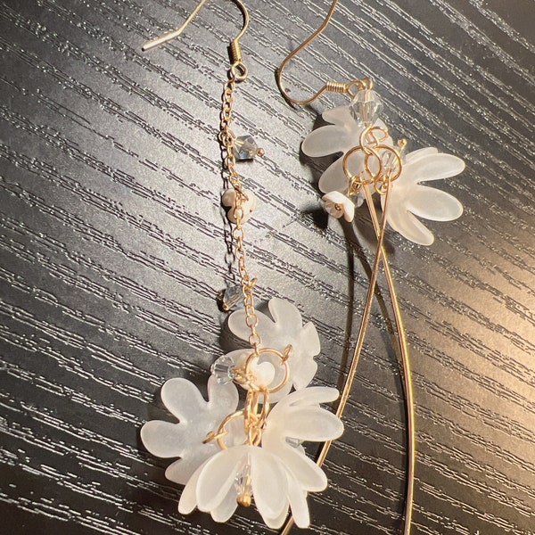 White Flower earrings, Elegant Flower Earrings, Flower Drop Earring, Mismatched white Flower Earrings, Gift for her