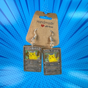 ポケモンカードイヤリング - 3Dプリントピカチュウジュエリー、手描きのかわいいゲーマーギフト、女性とティーン向けのユニークなアニメアクセサリー