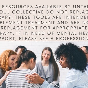 K&ouml;nnte beinhalten: Eine Gruppe von Menschen sitzt im Kreis und bietet einer Person in der Mitte Unterst&uuml;tzung. Der Text lautet: "DIE VON UNTAMED SOUL COLLECTIVE ZUR VERF&Uuml;GUNG GESTELLTEN RESSOURCEN ERSETZEN KEINE THERAPIE. DIESE TOOLS SIND DAZU GEDACHT, DIE BEHANDLUNG ZU ERG&Auml;NZEN UND SIND KEIN ERSATZ F&Uuml;R EINE GEEIGNETE THERAPIE. WENN SIE MENTALE UNTERST&Uuml;TZUNG BEN&Ouml;TIGEN, WENDEN SIE SICH BITTE AN EINEN FACHMANN."