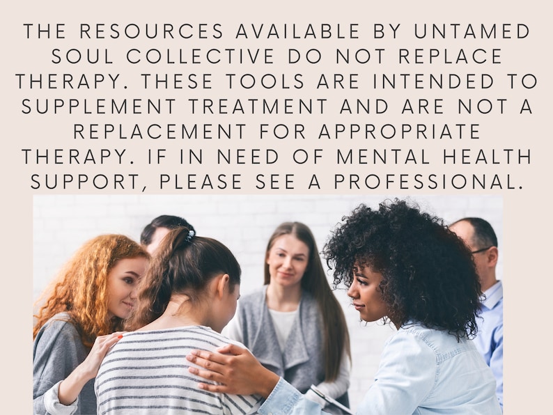 K&ouml;nnte beinhalten: Eine Gruppe von Menschen sitzt im Kreis und bietet einer Person in der Mitte Unterst&uuml;tzung. Der Text lautet: "DIE VON UNTAMED SOUL COLLECTIVE ZUR VERF&Uuml;GUNG GESTELLTEN RESSOURCEN ERSETZEN KEINE THERAPIE. DIESE TOOLS SIND DAZU GEDACHT, DIE BEHANDLUNG ZU ERG&Auml;NZEN UND SIND KEIN ERSATZ F&Uuml;R EINE GEEIGNETE THERAPIE. WENN SIE MENTALE UNTERST&Uuml;TZUNG BEN&Ouml;TIGEN, WENDEN SIE SICH BITTE AN EINEN FACHMANN."