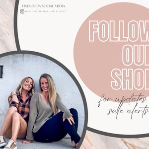 K&ouml;nnte beinhalten: Zwei Frauen sitzen vor einer Betonwand. Die Frau links tr&auml;gt ein kariertes Hemd und Jeans. Die Frau rechts tr&auml;gt einen gr&uuml;nen Pullover und eine schwarze Hose. Der Text "FOLLOW OUR SHOP for updates & sale alerts" befindet sich in einem rosa Kreis.