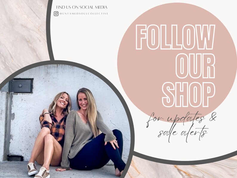 K&ouml;nnte beinhalten: Zwei Frauen sitzen vor einer Betonwand. Die Frau links tr&auml;gt ein kariertes Hemd und Jeans. Die Frau rechts tr&auml;gt einen gr&uuml;nen Pullover und eine schwarze Hose. Der Text "FOLLOW OUR SHOP for updates & sale alerts" befindet sich in einem rosa Kreis.
