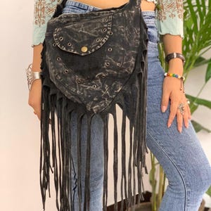 Stonewashed Dreieckige Baumwoll Crossbody Bag mit Fransen, Boho Hippie Vintage Vibe Festival Bag, Fun Unisex Geschenk, Handgemachte Tasche Lange Fransen