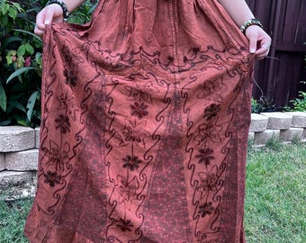 Falda larga maxi bordada estilo boho hippie vintage, con un toque campestre y un aire de cuento de hadas. Diseño estético y caprichoso, patchwork rústico.