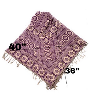 K&ouml;nnte beinhalten: Lila und cremefarbener Kapuzenponcho mit Fransenbesatz. Der Poncho ist 40 Zoll breit und 36 Zoll lang.