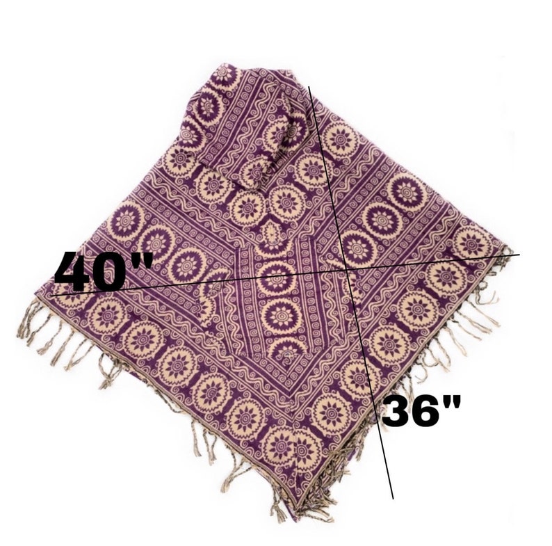 K&ouml;nnte beinhalten: Lila und cremefarbener Kapuzenponcho mit Fransenbesatz. Der Poncho ist 40 Zoll breit und 36 Zoll lang.