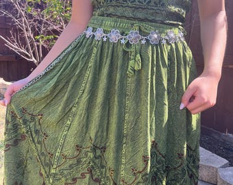 Cinturón de cadena floral plateado – Cinturón de metal con flores de inspiración vintage, cinturón llamativo estilo boho, cinturón de eslabones ajustable para vestidos y vaqueros, ideal para festivales.