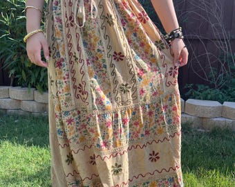 Falda bordada estilo hippie bohemio vintage, falda larga y fluida con un toque de hada y patchwork floral estético.