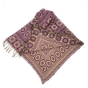 K&ouml;nnte beinhalten: Ein lila-beiger Schal mit Fransen an einem Ende. Der Schal hat ein geometrisches Muster mit einem sich wiederholenden Muster aus Kreisen und Linien.