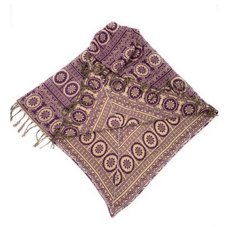 K&ouml;nnte beinhalten: Ein lila-beiger Schal mit Fransen an einem Ende. Der Schal hat ein geometrisches Muster mit einem sich wiederholenden Muster aus Kreisen und Linien.