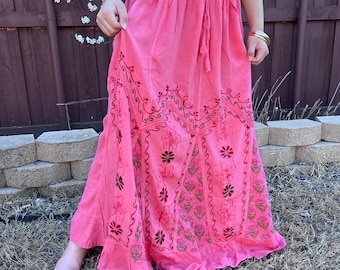 Falda rosa estilo boho chic, fluida, ideal para festivales; falda maxi bordada de estilo vintage; falda larga estilo hippie campestre; falda floral veraniega estilo años 60 (ideal para regalo).