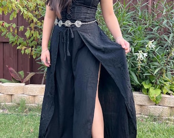 Conjunto de pantalón y top estilo boho de pierna ancha, pantalón con bordado artesanal, corte boho fluido y acampanado con un toque gótico, top estilo corsé con cordones.