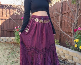 Falda larga bohemia de hadas en color granate, bordada con aires vintage, estilo hippie, estilo cabaña, con parches florales de los años 60.