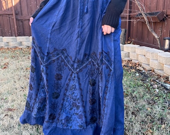 Falda larga estilo hippie bohemio de hadas, bordada con aires vintage, estilo hippie de bosque, estilo cottagecore, con parches florales de verano de los años 60.