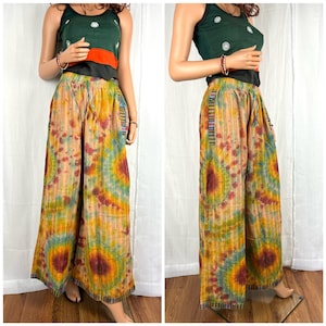 Puede incluir: Pantal&oacute;n de pierna ancha, tie-dye con una raya colorida a lo largo de las costuras laterales. El pantal&oacute;n est&aacute; hecho de una tela suave y fluida y tiene un ajuste holgado.