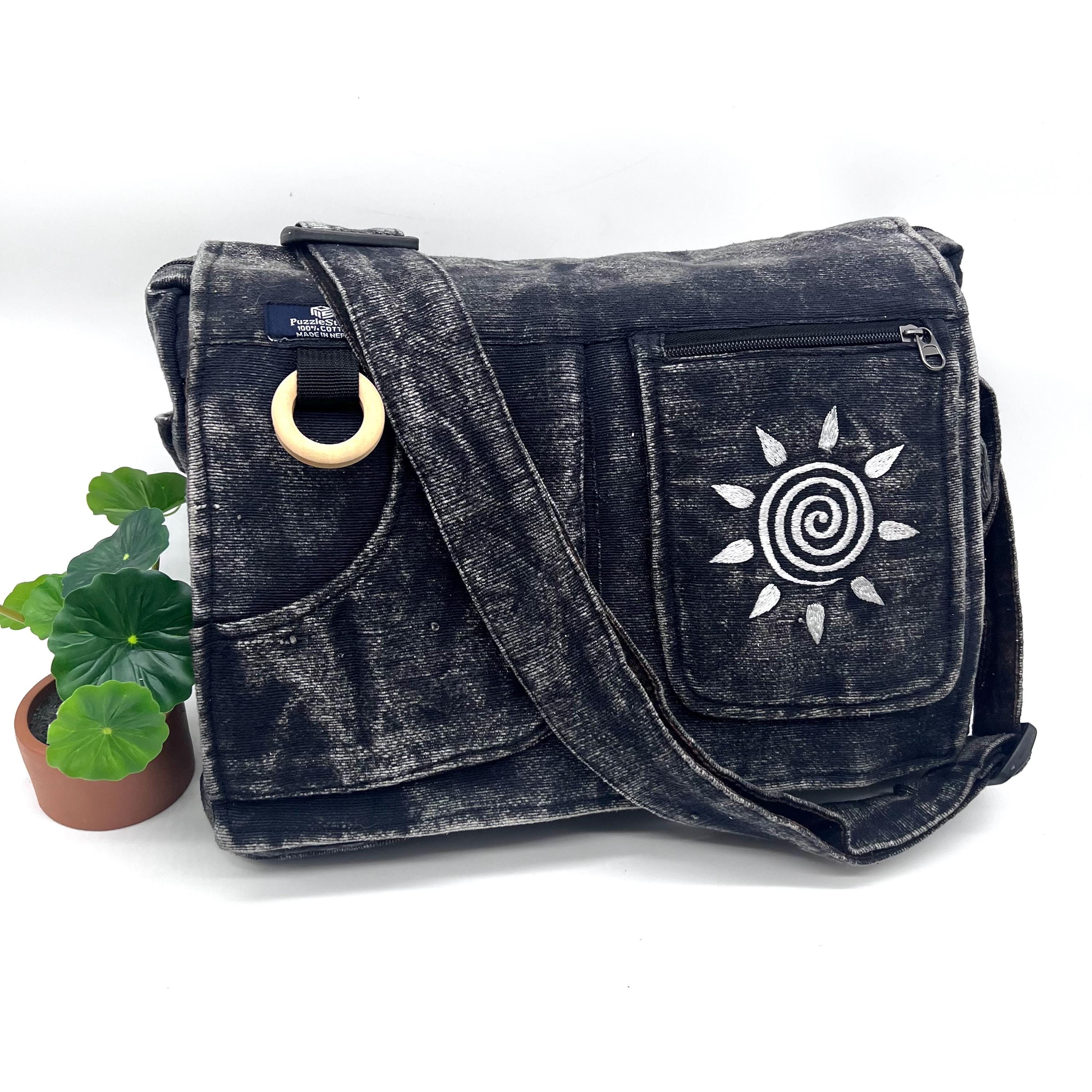 STONE  メッセンジャーバッグ ブラック ストーン ブラックストーンウォッシュ刺繍メッセンジャーバッグ、ユニセックス