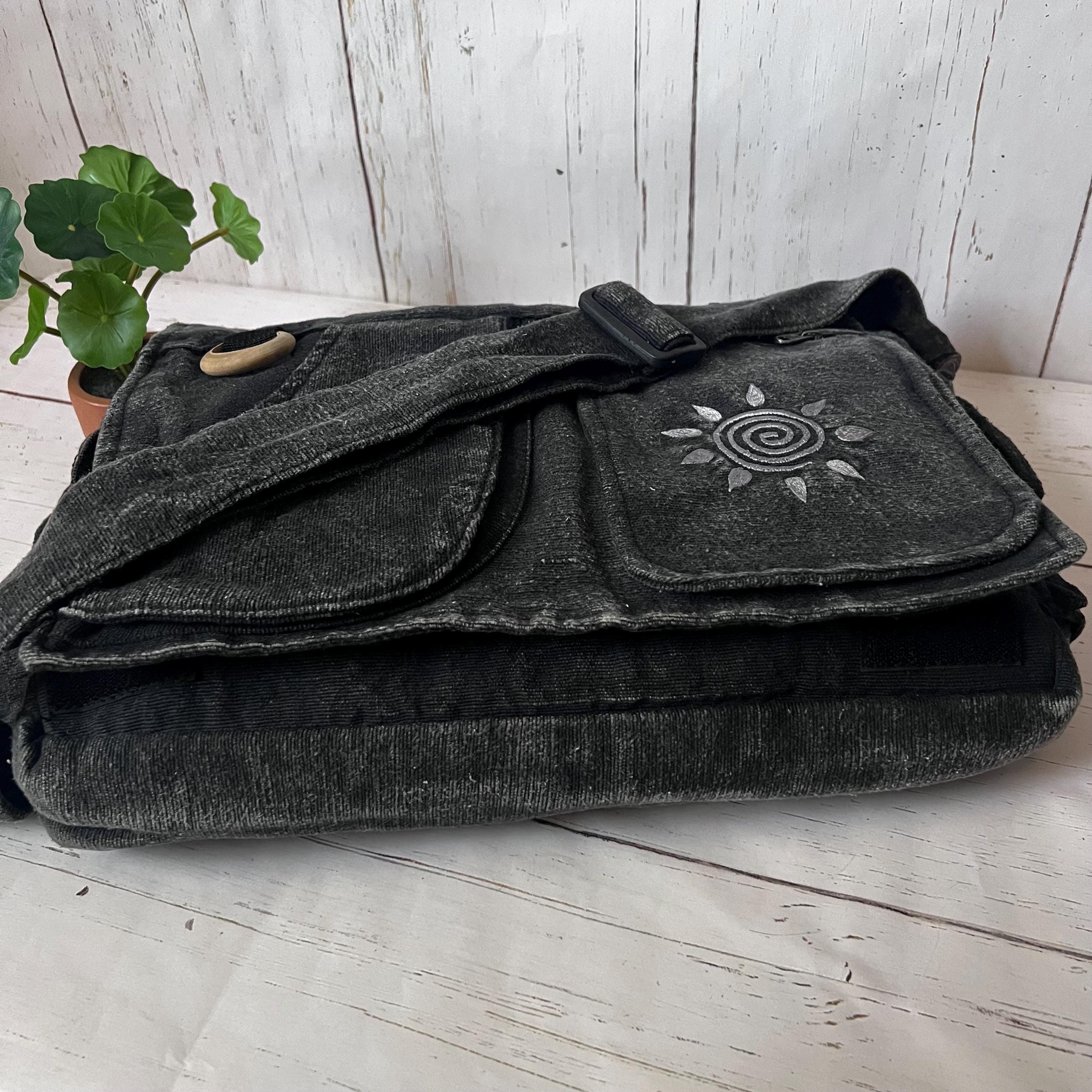 STONE  メッセンジャーバッグ ブラック ストーン ブラックストーンウォッシュ刺繍メッセンジャーバッグ、ユニセックス