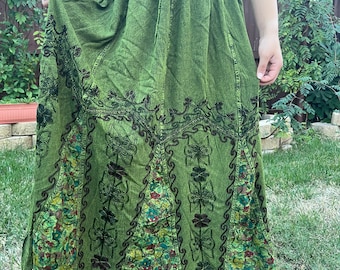 Falda bordada estilo hippie bohemio vintage, falda larga y fluida con aires de hadas y estilo cottage core, diseño estético y caprichoso, falda bordada.