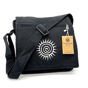 Op de afbeelding: Zwarte canvas messenger bag met een wit geborduurd zonontwerp. De tas heeft een ritsvak en een verstelbare schouderband. Het label op de tas luidt "PuzzleStack Gemaakt in Nepal Style PS_OLT"