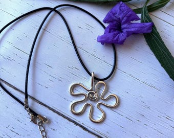 Grand collier à pendentif fleur tourbillonnante, collier tendance, bijoux bohème hippie, collier festival, superposition de collier, minimaliste rétro groovy
