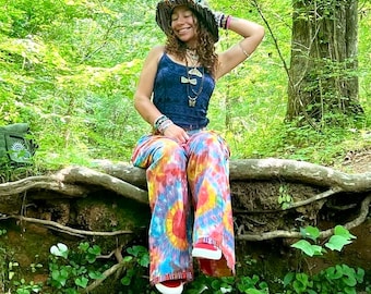 Pantalones palazzo tie-dye, confeccionados a mano en algodón, de pierna ancha, corte acampanado, transpirables y cómodos, ideales para festivales y estilo boho hippie.