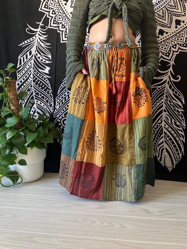 Puede incluir: Una falda larga de retazos multicolor con estampado floral. La falda est&aacute; hecha de diferentes telas y tiene un estilo bohemio.