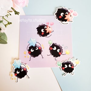 Set di adesivi e stampe d'arte in vinile carino Anime / Personaggi di fuliggine / Arte da parete/scrivania / Cartolina opaca / Adesivo fustellato resistente all'acqua/UV