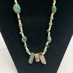 Collier en marbre de jade et perles de verre blanches et pierres