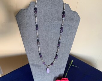 Collier pendentif violet pâle avec perles de verre