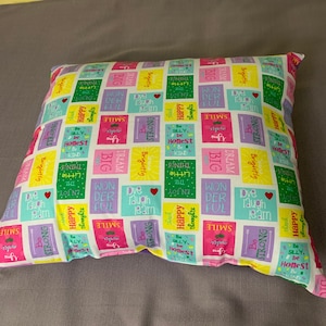 Almofada decorativa colorida de 18x16" com provérbios positivos e parte traseira roxa