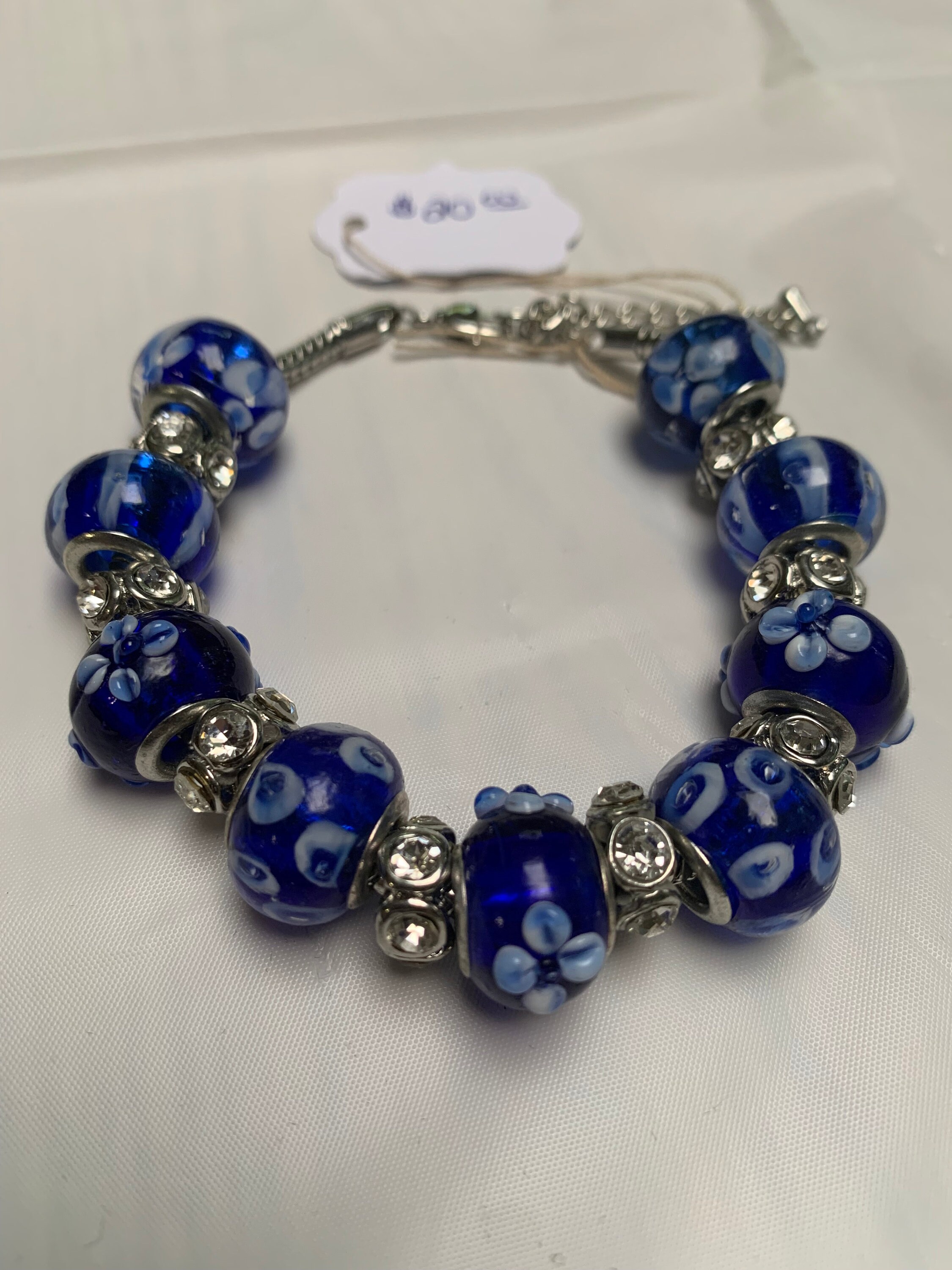 ラインストーンのアクセントが付いたブルーフローラルビーズ 