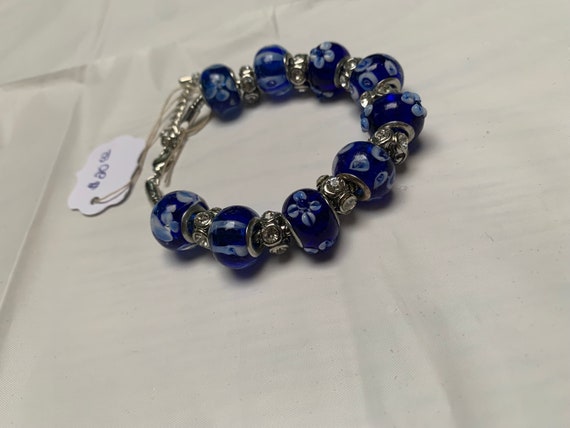 ラインストーンのアクセントが付いたブルーフローラルビーズ