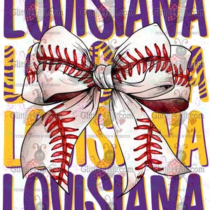Puede incluir: Un lazo blanco con temática de béisbol con costuras rojas, con la palabra "LOUISIANA" en texto morado sobre un fondo amarillo y morado.