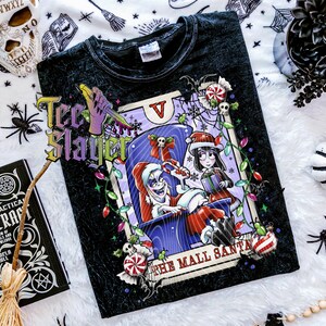 Camiseta con carta del tarot de Santa Claus dibujada y teñida a mano, camiseta festiva, camiseta espeluznante, camiseta muerta
