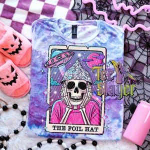 Camiseta con sombrero de aluminio, dibujada y teñida a mano, carta del tarot, extraterrestres, camiseta de esqueleto