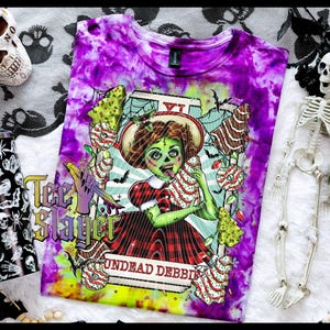 Camiseta con carta del tarot Undead Debbie, dibujada y teñida a mano, camiseta festiva, camiseta espeluznante, camiseta Undead
