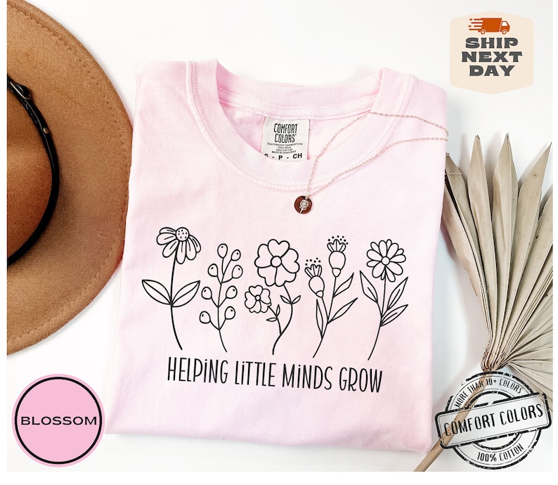 Comfort Colors® Helping Little Minds Grow, Custom Teacher Shirt, Kindergarten Shirt, Floral Teacher Shirt, Teacher Appreciation, Preschool Bild 2
