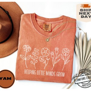 Comfort Colors® Helping Little Minds Grow, Custom Teacher Shirt, Kindergarten Shirt, Floral Teacher Shirt, Teacher Appreciation, Preschool Bild 6
