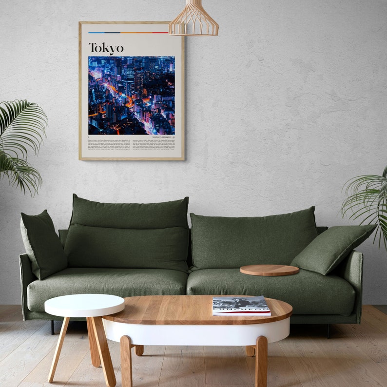 Może przedstawiać: Plakata w ramie z napisem "Tokyo" w pogrubionym czarnym kolorze u g&oacute;ry. Plakat przedstawia nocny widok lotniczy miasta z jasno oświetlonymi ulicami i budynkami.