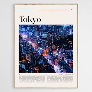 Może przedstawiać: Nocny widok lotniczy Tokio w Japonii. Miasto jest oświetlone jasnymi światłami, tworząc tętniące życiem i dynamiczne miasto. Obraz to plakat z napisem "Tokyo" pogrubioną czcionką u g&oacute;ry.
