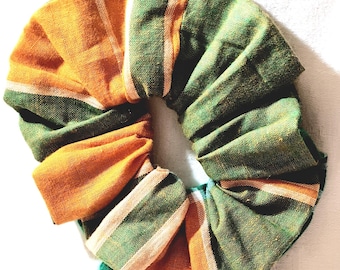 Coleteros o muñequeras de tela Montserrat Madras para decorar el cabello