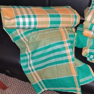 Tela 100% algodón con estampado a cuadros Madras, tejido nacional de Montserrat, para confección de ropa y decoración de eventos nacionales y culturales. imagen 3