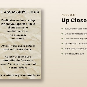 Op de afbeelding: Een rechthoekige print op een beige, verfrommelde papieren achtergrond met zwarte tekst: THE ASSASSIN'S HOUR. Dedicate one hour a day where you operate like a silent assassin: no distractions, no excuses, no mercy. Attack your most critical task with total focus. 60 minutes of pure execution in assassin mode is worth 4 hours of normal effort. This is where legends are built. Rechts staat de tekst Focused Up Close met opsommingstekens.