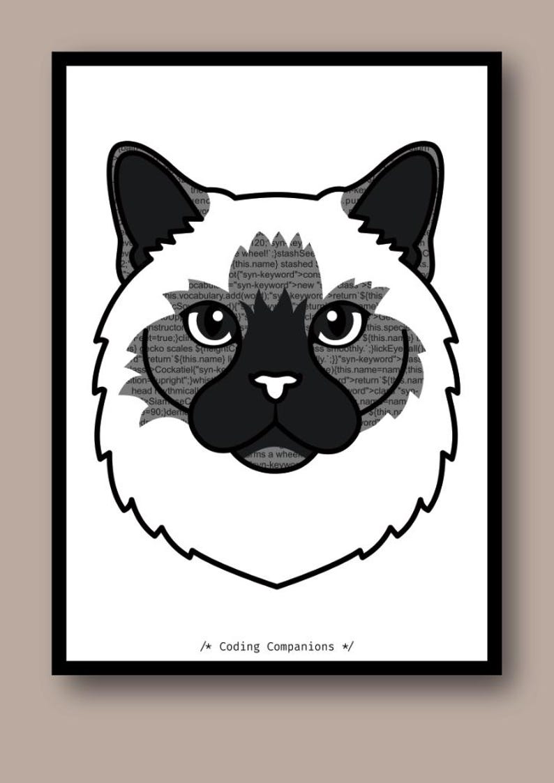 Op de afbeelding: Een grafische print met een gestileerde kattenkop met zwarte oren, een zwart gezichtsmasker en witte vacht. Het gezicht van de kat is gevuld met grijze computercodetekst. De print is ingesloten in een zwarte rechthoekige rand met de tekst /* Coding Companions */.