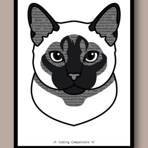 K&ouml;nnte beinhalten: Eine grafische Illustration eines Siamkatzenkopfes mit dunklen Ohren und einer dunklen Gesichtsmaske. Der Fellbereich der Katze ist mit Zeilen von Computercode gef&uuml;llt. Das Bild ist schwarz umrandet und enth&auml;lt den Text /* Coding Companions */.