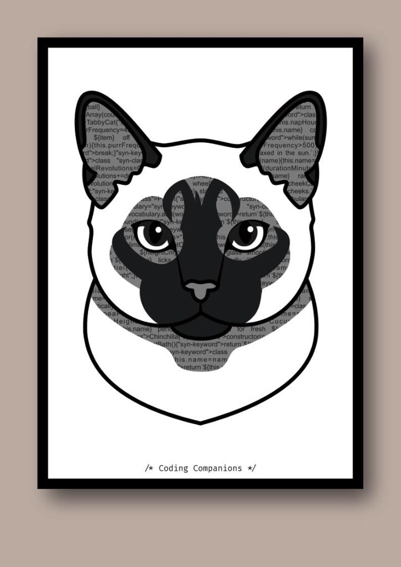 K&ouml;nnte beinhalten: Eine grafische Illustration eines Siamkatzenkopfes mit dunklen Ohren und einer dunklen Gesichtsmaske. Der Fellbereich der Katze ist mit Zeilen von Computercode gef&uuml;llt. Das Bild ist schwarz umrandet und enth&auml;lt den Text /* Coding Companions */.