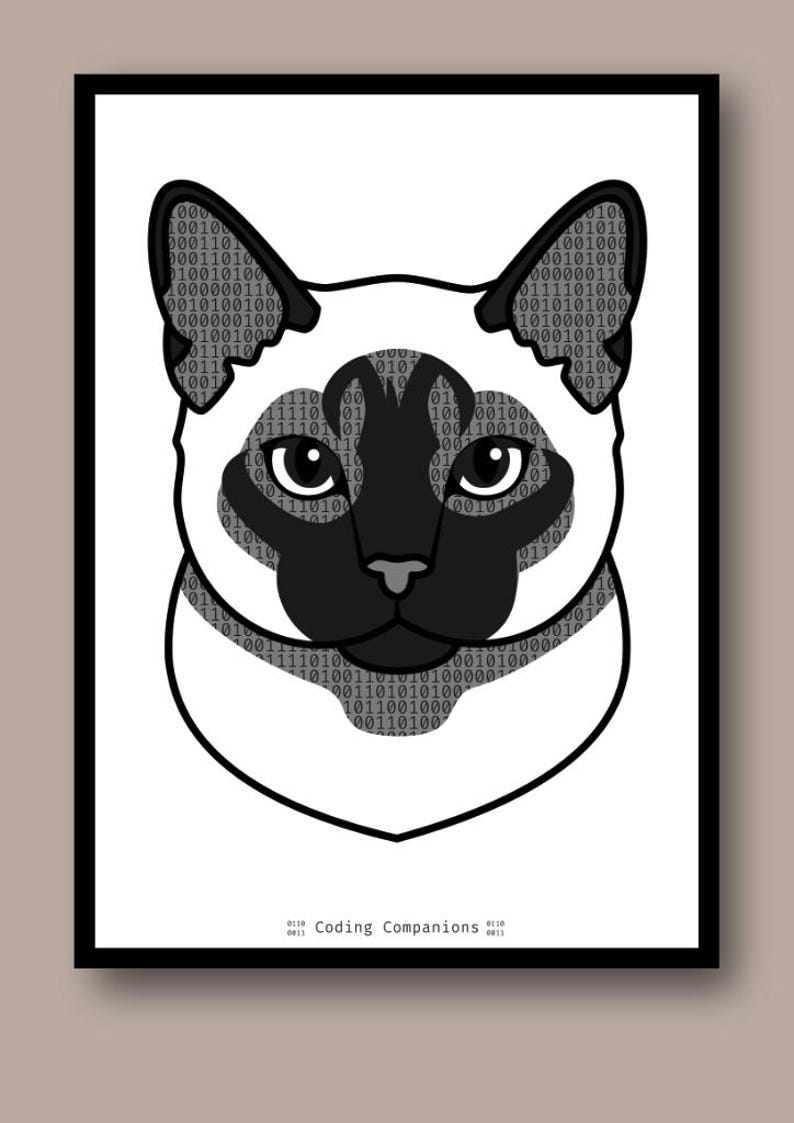 Puede incluir: Una impresi&oacute;n de arte digital enmarcada que muestra una cabeza de gato siam&eacute;s estilizada con m&aacute;scara y orejas negras. El pelaje del gato est&aacute; relleno con un patr&oacute;n de c&oacute;digo binario de ceros y unos. El texto Coding Companions aparece abajo.