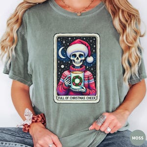 Chemise de cartes de tarot Christmas Cheer, Comfort Colors®, T-shirt squelette des fêtes pour femmes Christmas Cheer, cadeau de fête des fêtes, chemise de Noël amusante