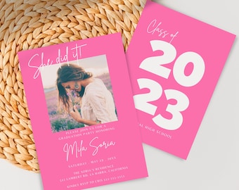 Può includere: Invito rosa per una festa di laurea con una foto di una donna che tiene dei fiori. Il testo recita "She did it!" e "Class of 2023".